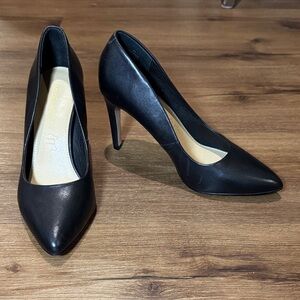 Isabella Anselmi Classic Black Pump. Size 37/7